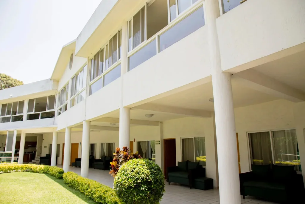 Jardines y edificio de Residencia Oasis Cuernavaca, asilo y casa de retiro para adultos mayores