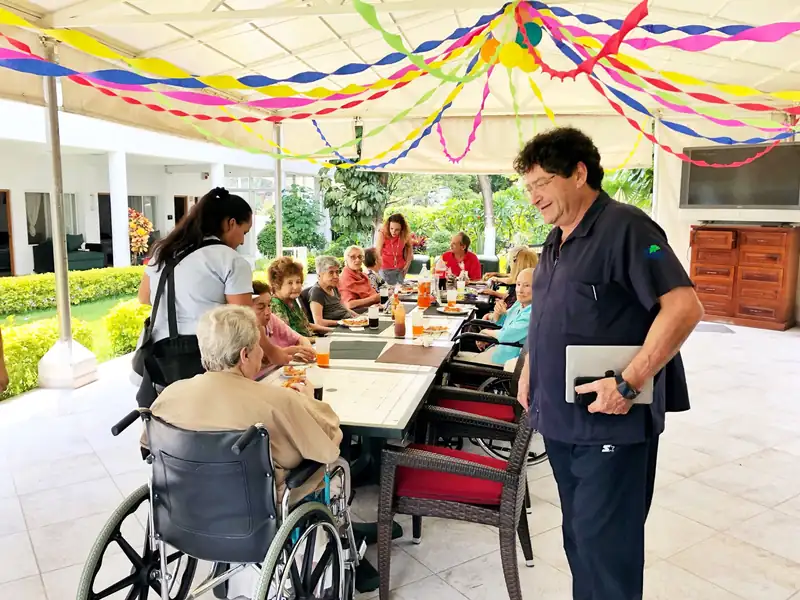 Comedor de la casa de retiro Oasis con adultos mayores compartiendo la comida