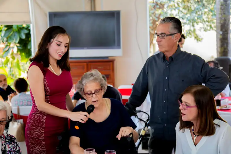 Familias acompañando a adultos mayores en una convivencia en Residencia Oasis Cuernavaca