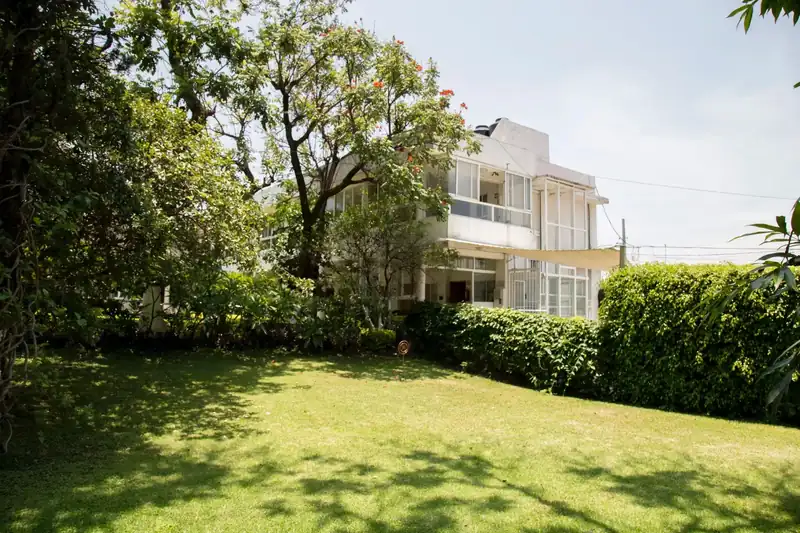 Fachada del asilo Residencia Oasis Cuernavaca vista desde el jardín, Col. Emiliano Zapata