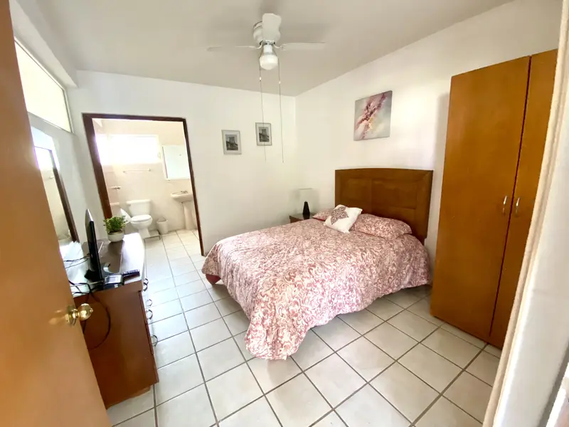 Habitación de residente con baño completo propio en Residencia Oasis Cuernavaca