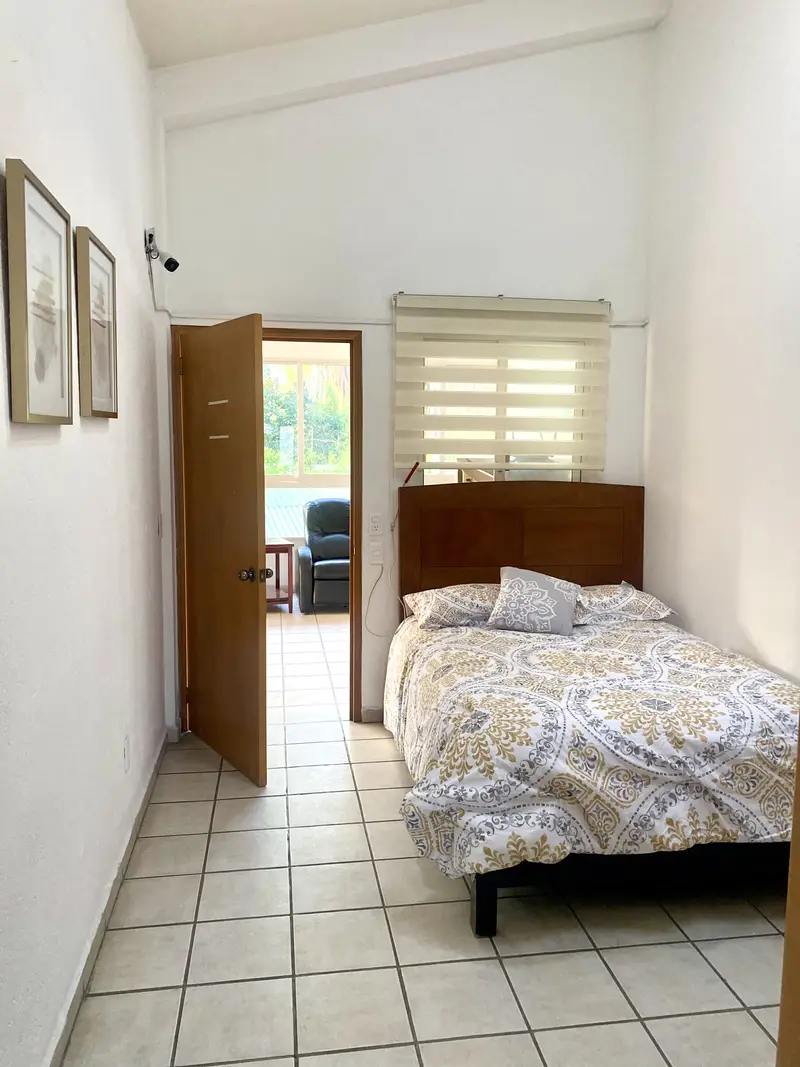 Habitación individual con acceso a terraza y jardín en la casa de retiro Oasis Cuernavaca
