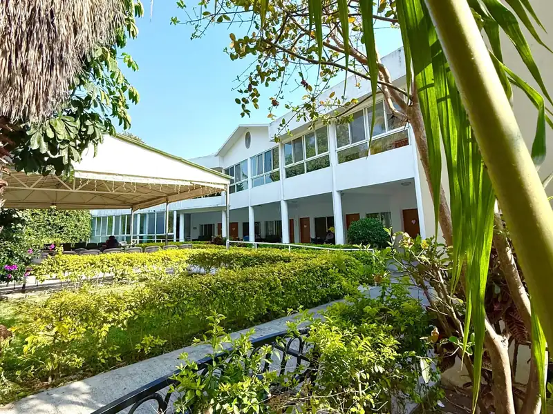 Patio central con jardines y habitaciones del asilo Residencia Oasis en Cuernavaca, Morelos