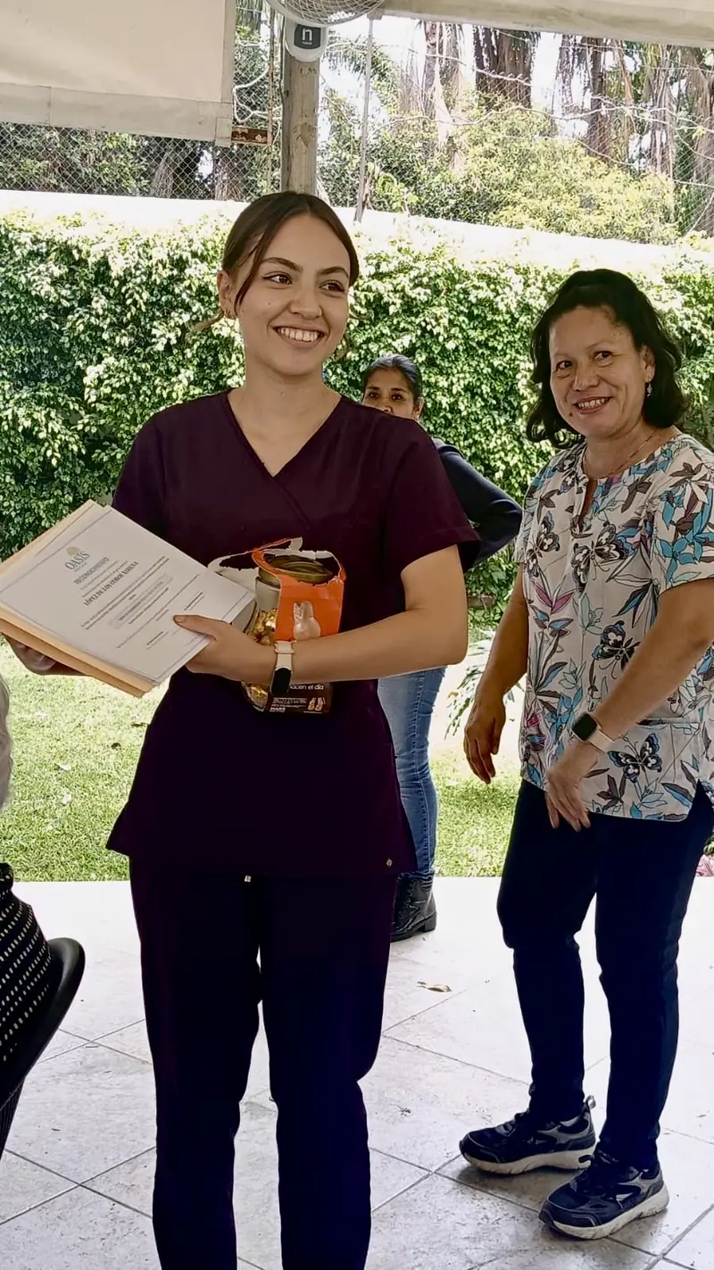 Reconocimiento a una practicante universitaria de enfermería en Residencia Oasis Cuernavaca