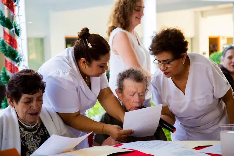 Clase de lectura en voz alta con adultos mayores y enfermería en Residencia Oasis Cuernavaca