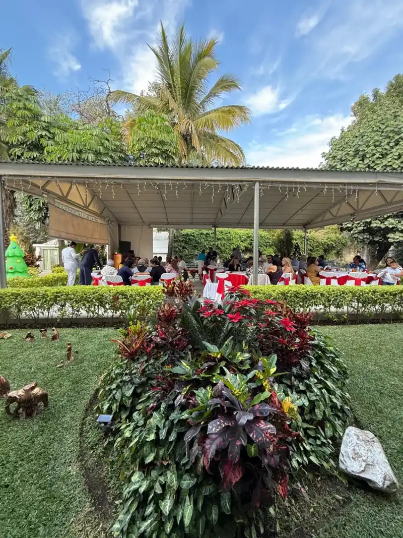 Festejo familiar en la terraza jardín de la casa de retiro Residencia Oasis en Cuernavaca