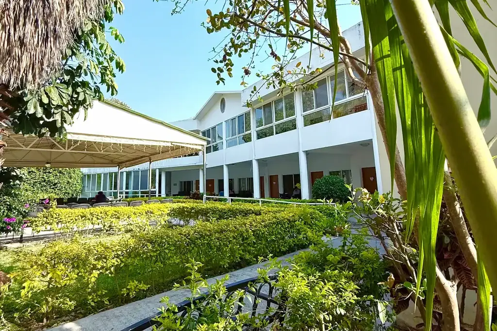 Jardines y fachada de Residencia Oasis Cuernavaca, asilo para adultos mayores