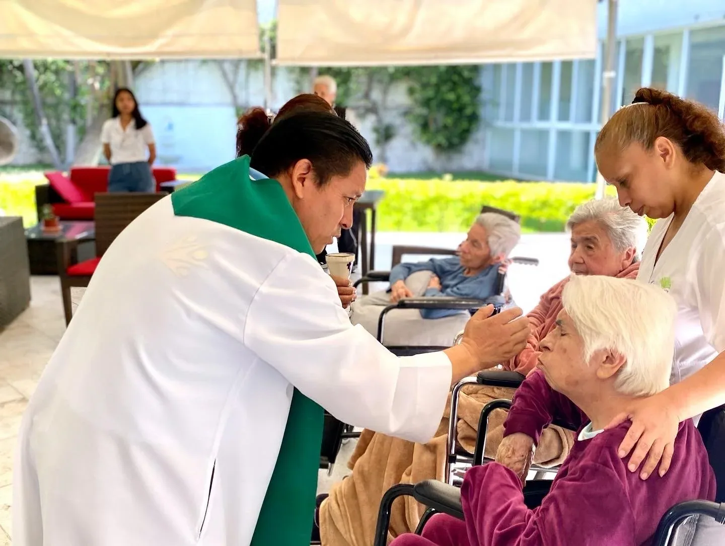 Un Santuario de Fe y Esperanza: Personas Mayores en Residencias Asistidas