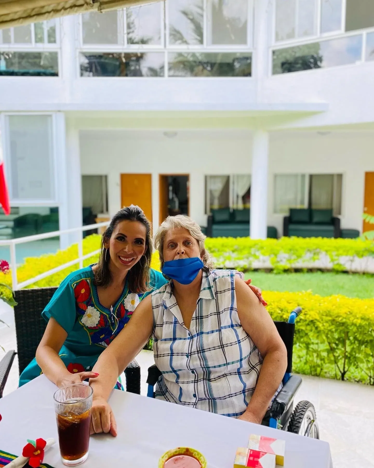 Residencia geriátrica vs cuidador a domicilio: la diferencia real