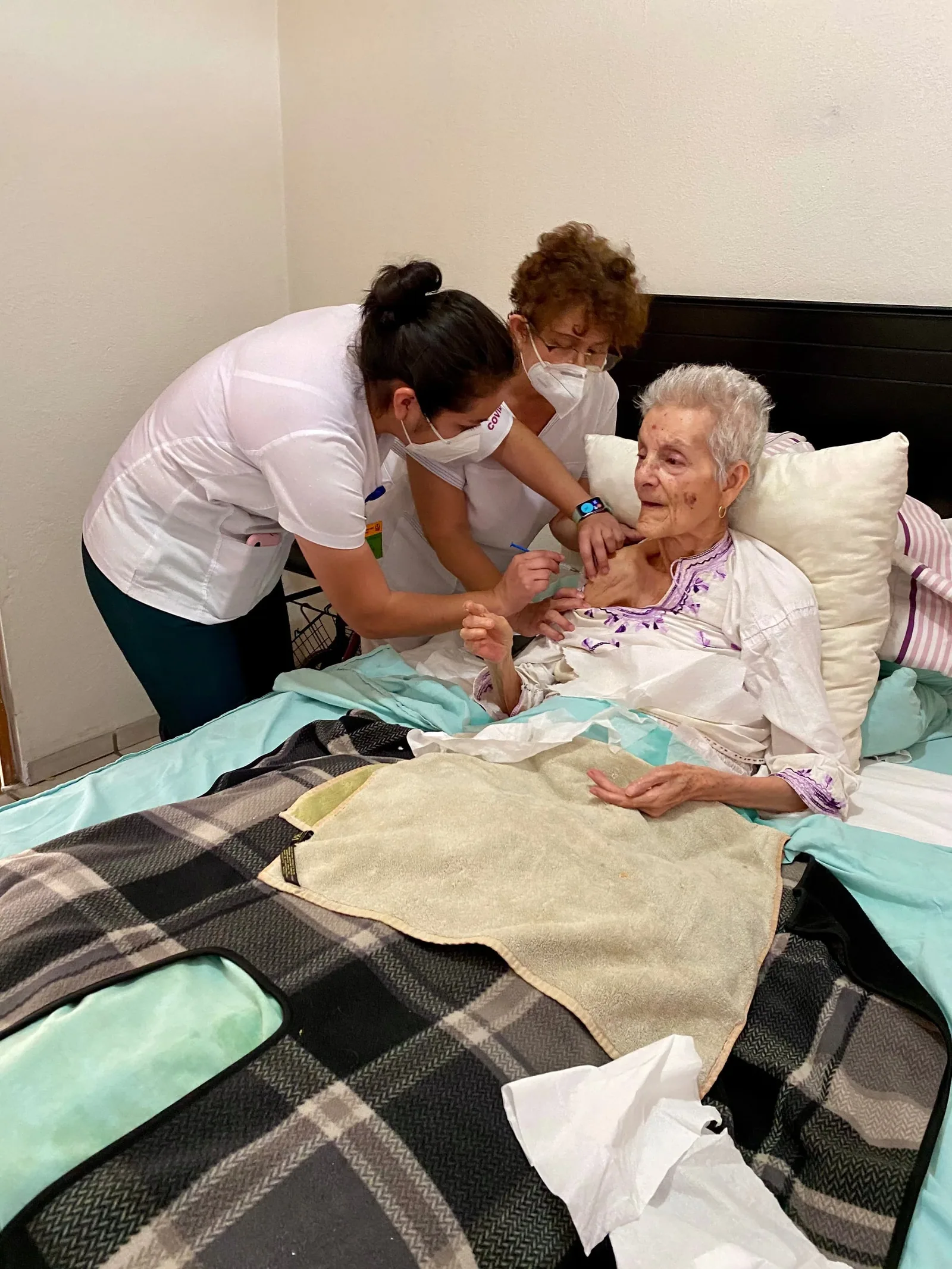 Qué debe ofrecer un buen cuidado postoperatorio para adulto mayor en residencia